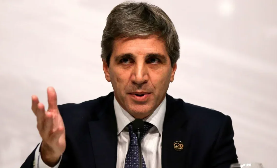 El ministro de Economía ratificó que el Impuesto PAÍS se termina en diciembre. Explicó que la salida del cepo no es fundamental para el crecimiento del país