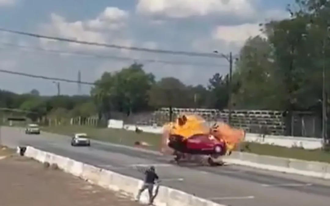 Impresionante accidente mientras se disputaba una fecha del automovilismo paraguayo: dos autos que luchaban por el primer lugar provocaron un choque múltiple. Afortunadamente no hubo fallecidos