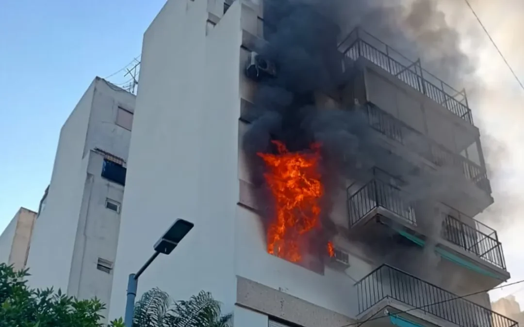 Buenos Aires: Dos fallecidos y 65 asistidos tras el incendio de un tercer piso de un edificio de Flores. Bomberos y SAME asistieron a las víctimas