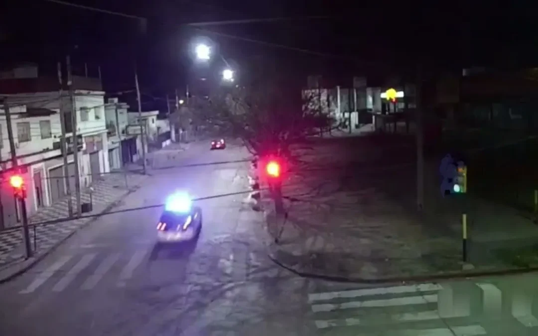 Córdoba: persecución policial terminó con dos jóvenes de 19 y 20 años detenidos, tras escapar de un control. Al momento de la detención, policías descubrieron que estaban armados, y la moto era robada