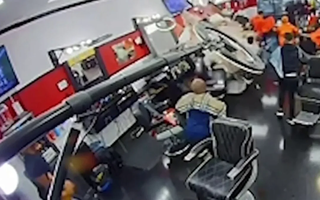Estados Unidos: Un vehículo se incrustó en una barbería de Texas, dejando gravemente herido a un niño de 11 años, y causando daños significativos a la estructura