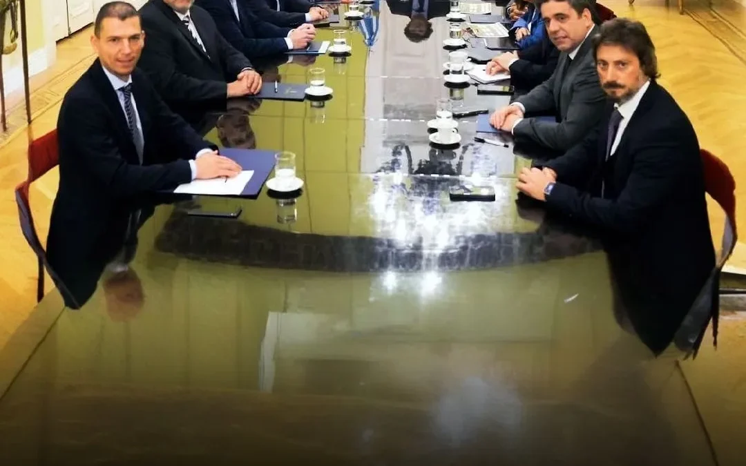 La UCR expulsa a tres diputados por negociar leyes con Milei