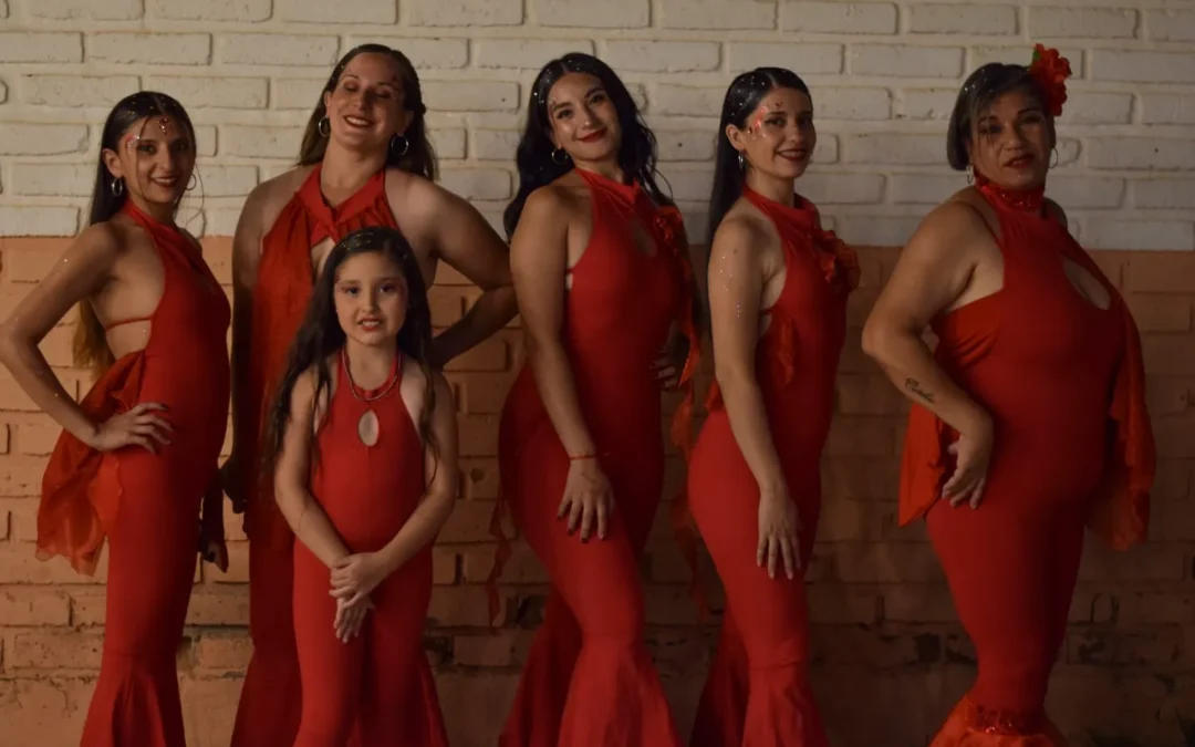 Con un gran número de participantes, academia Dallas llevó adelante la «Noche Latina». Destacaron que participarán este jueves de la Noche de las Vacunas en Plaza Principal, junto a otras academias