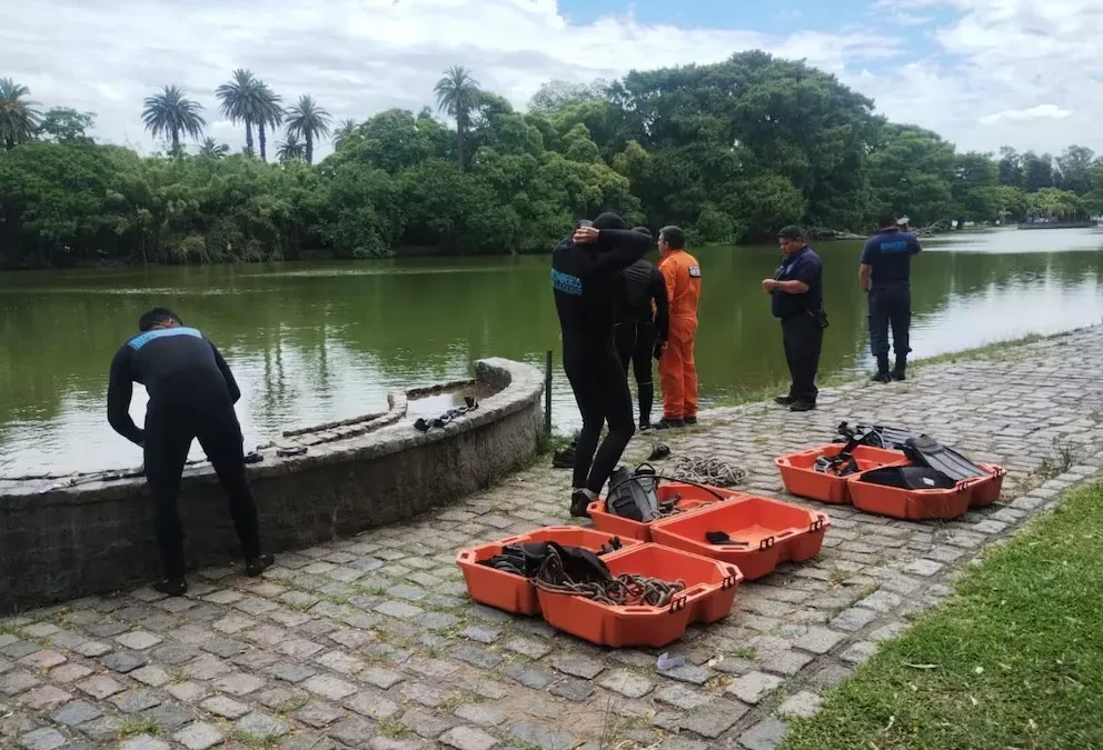 Buenos Aires: Intensa búsqueda de una persona desaparecida, el sujeto dejó sus pertenencias en una banca, habría ingresado a nadar a los Lagos de Palermo y no volvió a ser vista