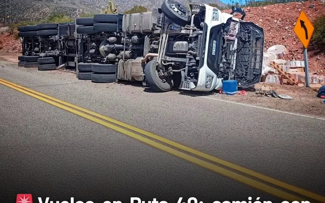 Vuelco en Ruta 40: camión con bobinas de tetra pack sufrió daños materiales; el chofer santafesino resultó ileso