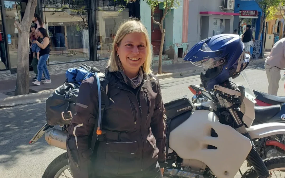 Turista alemana recorre Argentina en moto y visitó Chilecito. Comentó que se dirige a la Patagonia, en una Suzuki drz400 modificada para largos trayectos