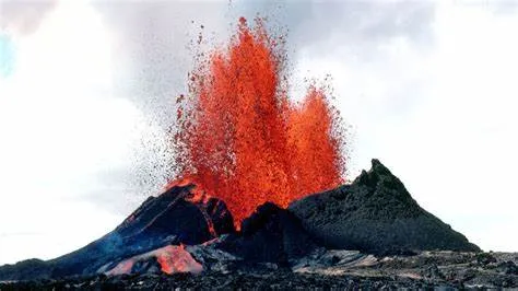 El volcán Kilauea, uno de los más jóvenes y activos de Hawái, entró en erupción esta semana con fuentes de lava de hasta 90 metros. Las autoridades activaron el nivel de alerta naranja en la zona, por la toxicidad de los gases emanados