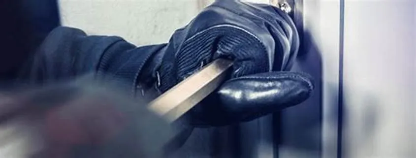 Mutual de jubilados denunció el robo de 25 sillas de su salón de Los Sarmientos. El Presidente destacó que se trata de sillas rojas nuevas y apeló a la solidaridad de la comunidad para recuperarlas.