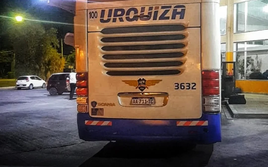 El colectivo Urquiza/Sierras de Córdoba varó a pasajeros en Chilecito por seis horas