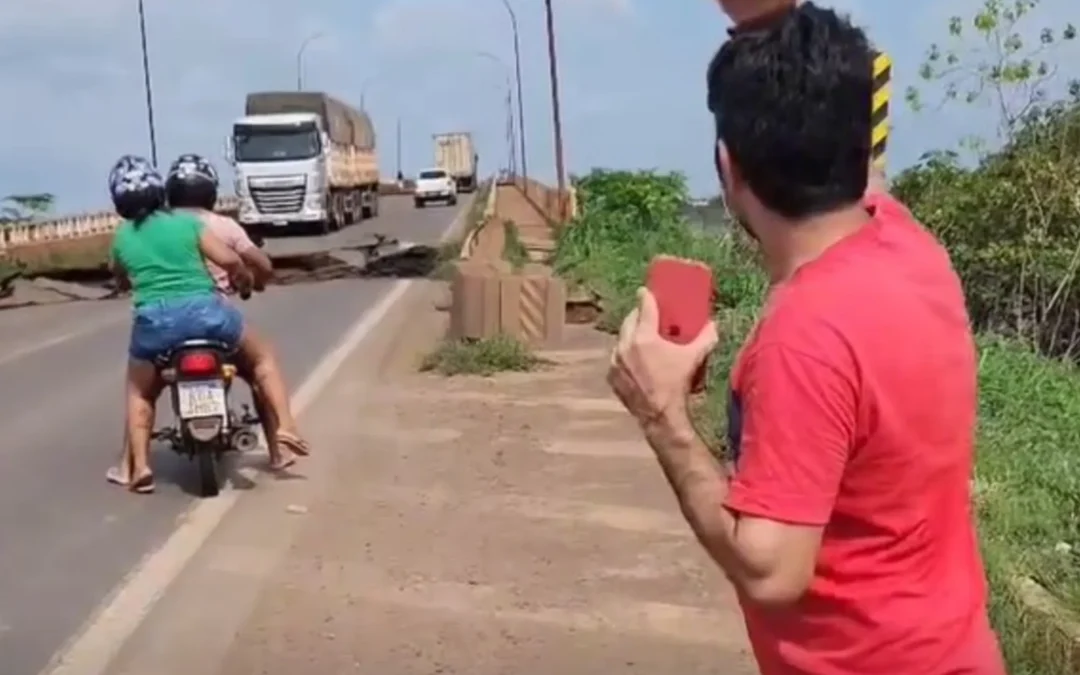 Brasil: Un concejal que grababa un video para denunciar el mal estado de un puente, registró cómo se vino abajo. Hay un fallecido, un herido y 10 desaparecidos