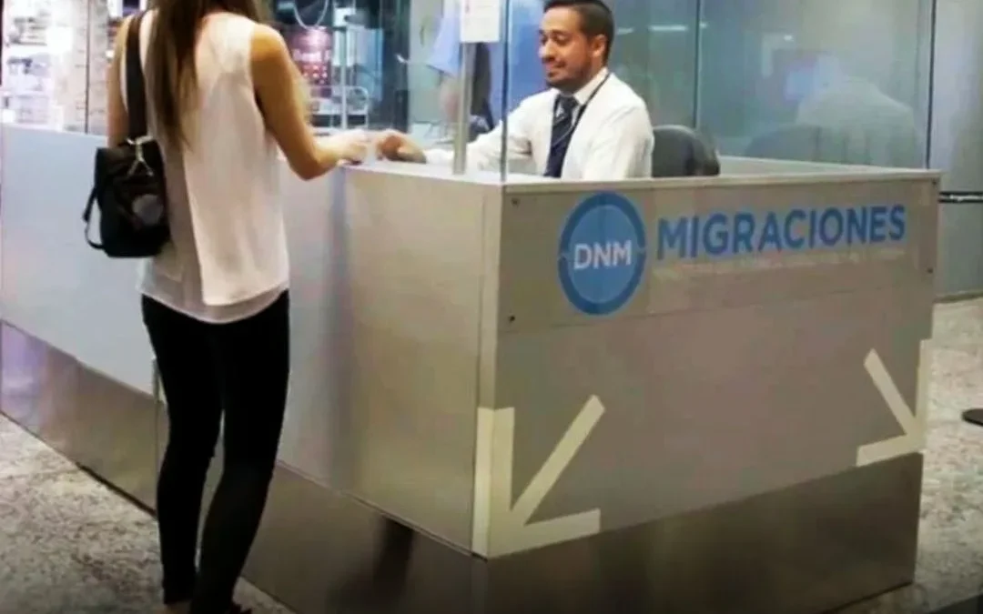 Argentina endurece políticas migratorias: aranceles en universidades y hospitales para extranjeros y ampliación de delitos que motivan deportación