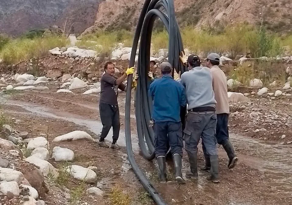 La Provincia avanza en obras hídricas en Famatina para duplicar el caudal de agua potable y mitigar los efectos de la emergencia hídrica en la región.