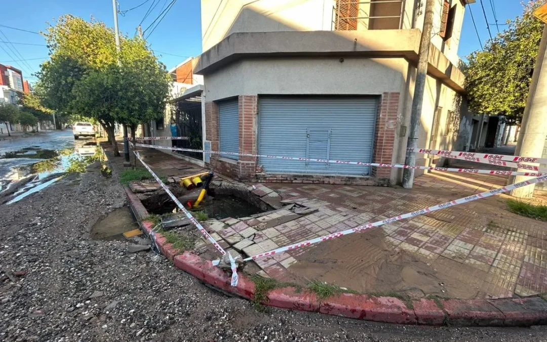 Córdoba: un semáforo fue tragado por la vereda tras la erosión provocada por el agua, que generó un cráter y el hundimiento de la vía peatonal