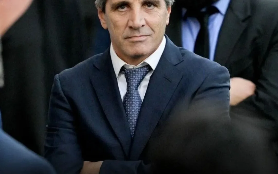 Luis Caputo asegura que la fuerte suba del dólar paralelo es estacional