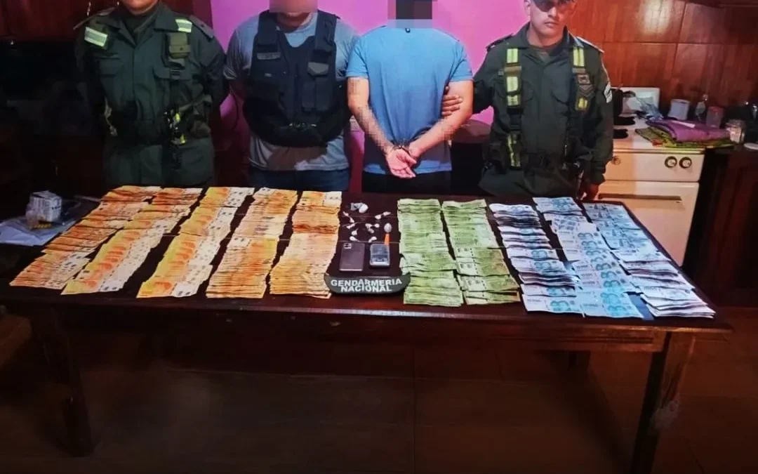 Detienen a cinco personas en La Rioja por narcotráfico: incautan drogas, armas y mas de $8 millones en efectivo tras operativos simultáneos