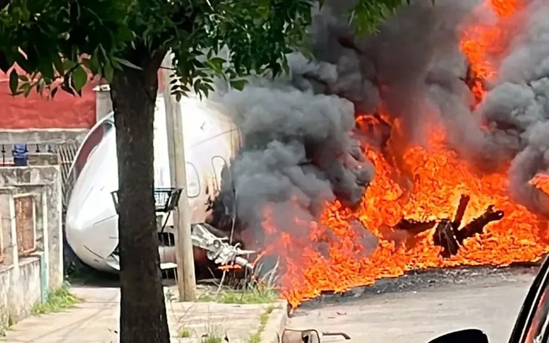 Buenos Aires: Un avión privado se despistó tras aterrizar en San Fernando, y se estrelló contra viviendas aledañas. Fallecieron el piloto y el copiloto de la aeronave