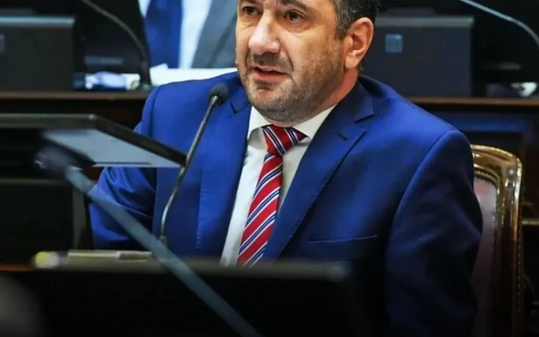 El Senado se prepara para destituir al senador Kueider con apoyo del PRO y Unión por la Patria. El senador enfrenta acusaciones por intentar ingresar ilegalmente mas de US$200 mil a Paraguay