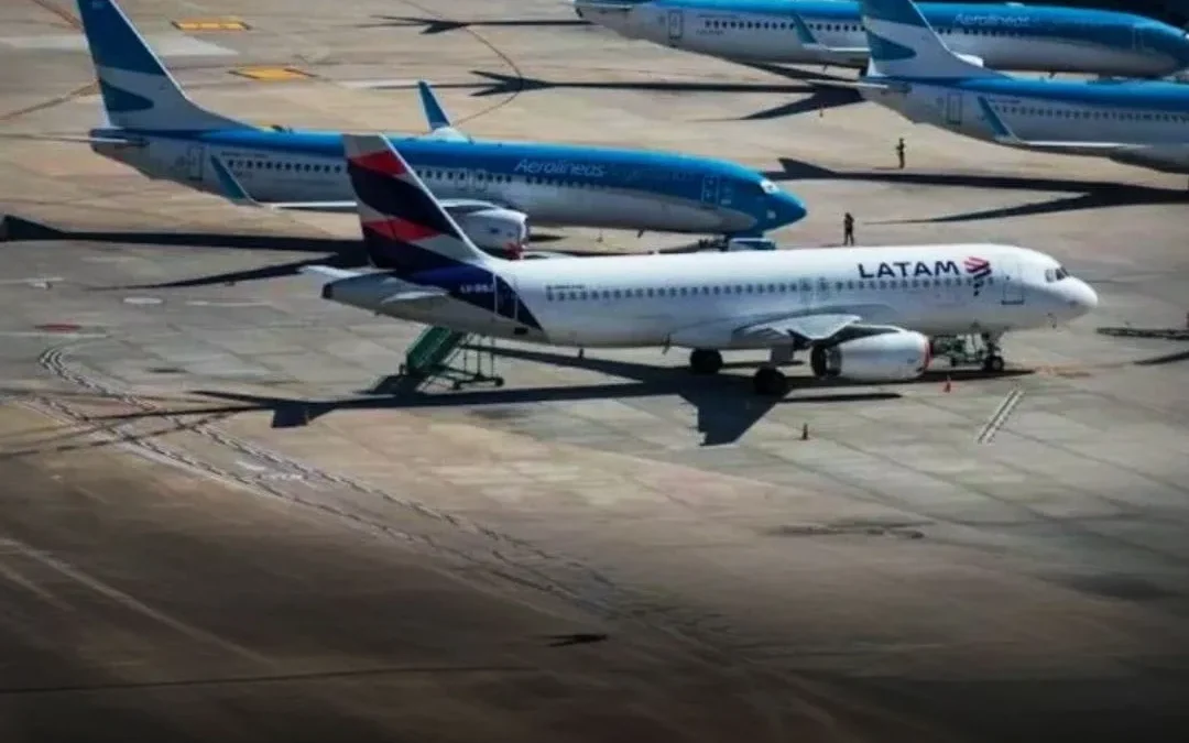 Aerolíneas Argentinas y Latam firman acuerdo estratégico para la venta conjunta de pasajes, en plena discusión legislativa por su privatización