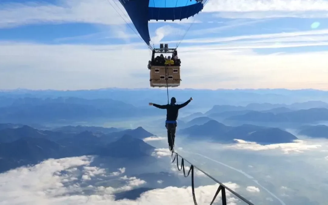 Dos alemanes rompen récord mundial de slackline a 2.500 metros de altura, entre dos globos aerostáticos, superando la marca anterior en Brasil de 1.900 metros