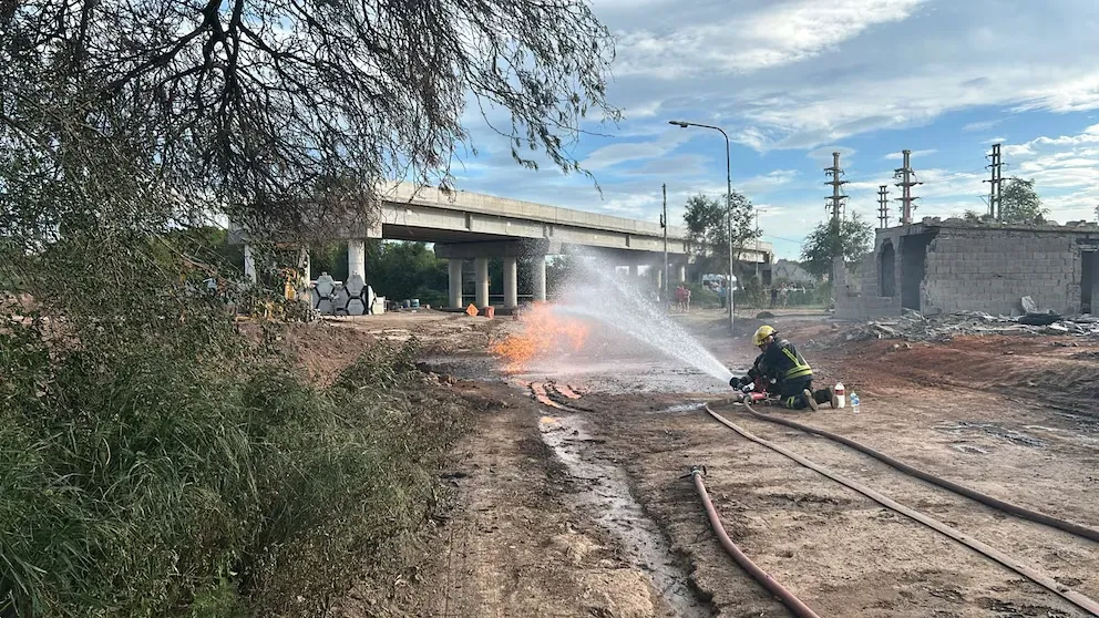 Villa María, Córdoba: Explotó una cañería maestra de gas, tras un error en la obra del puente de circunvalación