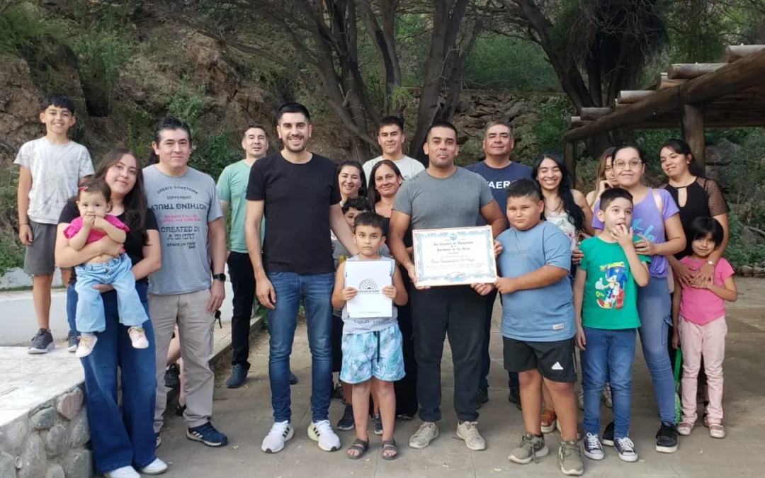 Diputado Cabral entregó la Declaración de Interés a los organizadores de la Pre Chaya que se realizará el 26 de enero en Chilecito. Destacó la importancia de estos eventos para la cultura y el turismo