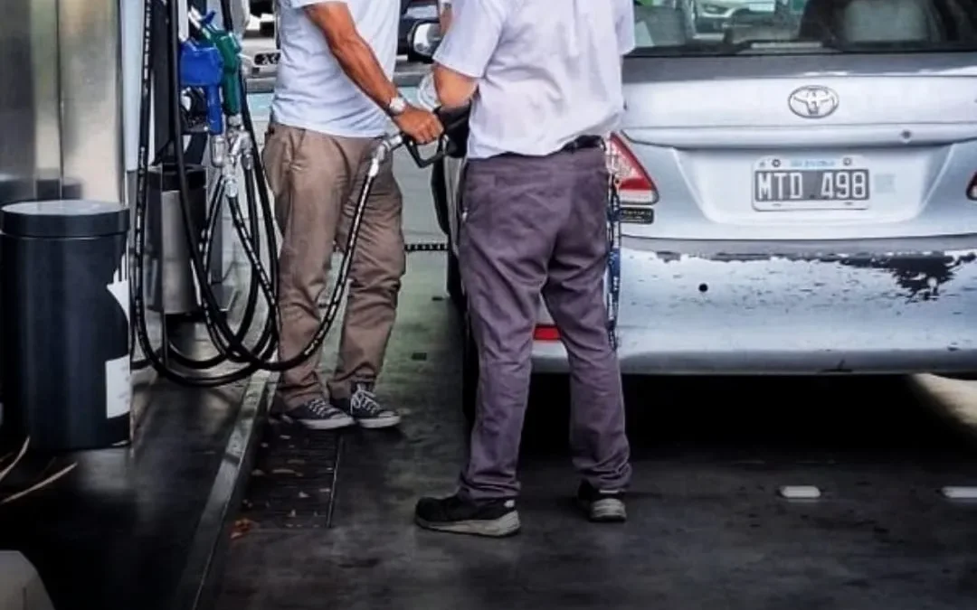 El gobierno habilitó el auto despacho de combustibles y estaciones móviles