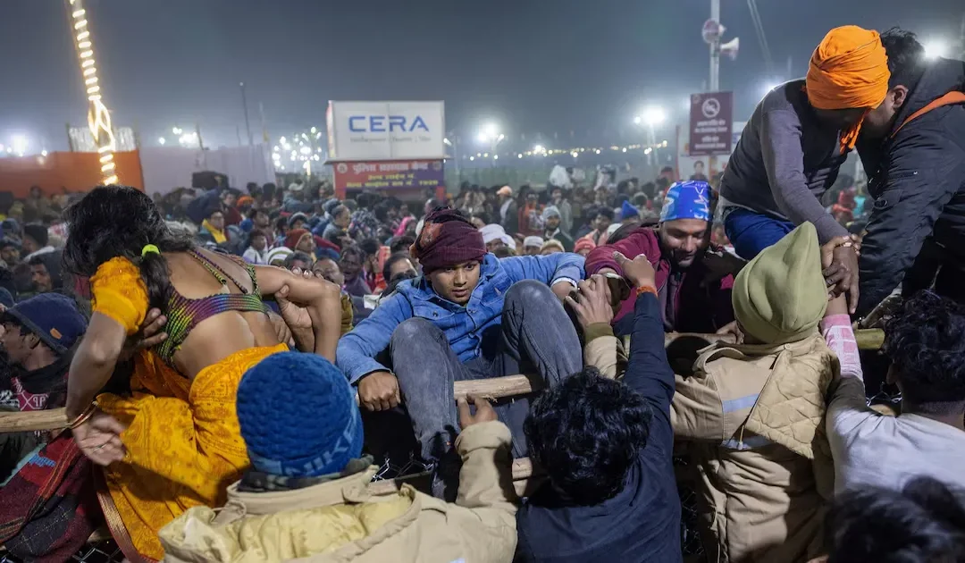 Al menos 15 personas murieron este miércoles en una estampida en el festival hindú de Kumbh Mela, en el norte de la India, según confirmó la Policía, en un incidente que dejó también 90 heridos de gravedad a varios devotos