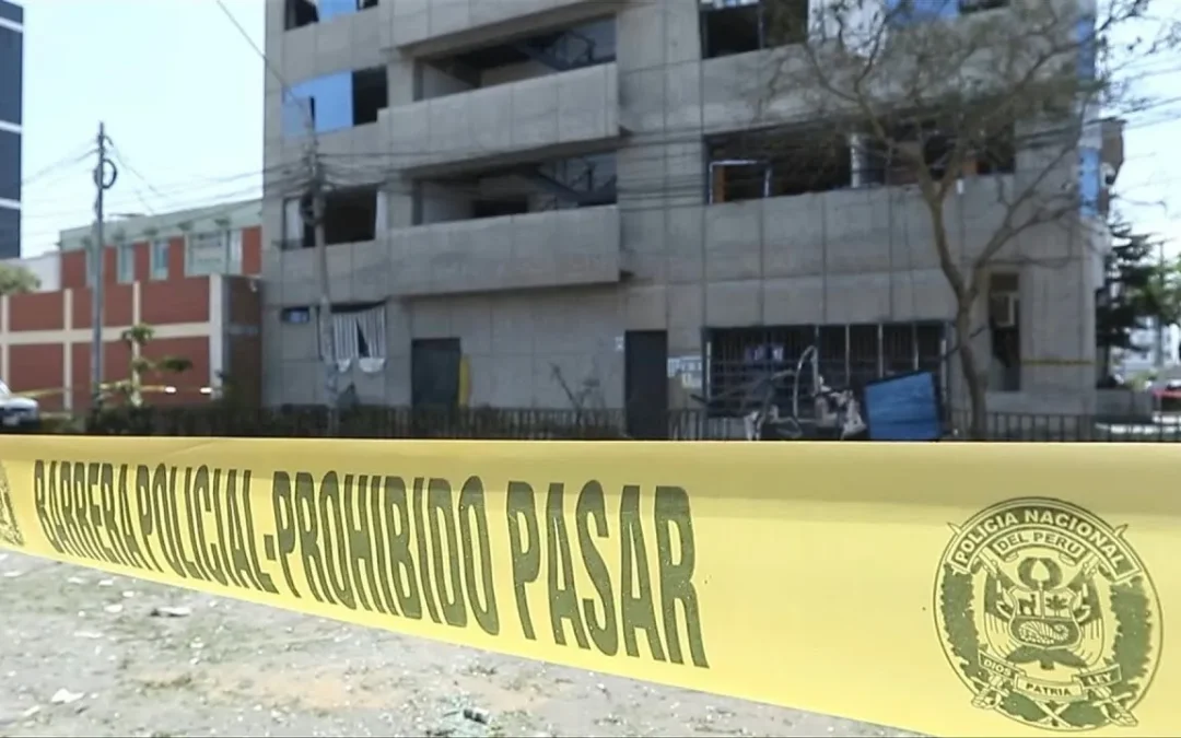 Un ataque con explosivos hirió a dos personas y causó destrozos este lunes en la fiscalía de Trujillo, en el norte de Perú, en una presunta acción del crimen organizado que ha multiplicado sus extorsiones en esa ciudad, según informaron autoridades