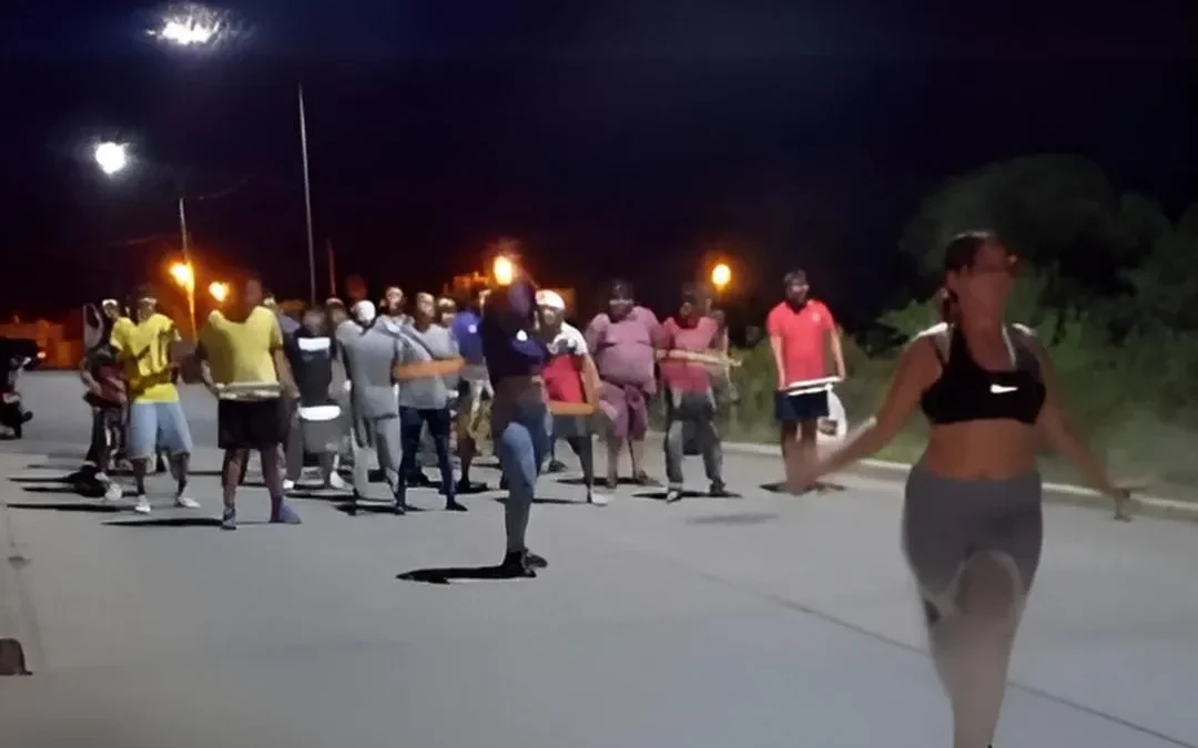 Comparsa Imperio Zamba Show trabaja para hacer su presentación en los corsos 2025. Comentaron que son 32 integrantes de la batucada, y que tienen inscripciones abiertas para quienes quieran formar parte de la comparsa.