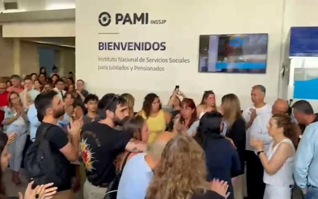 Trabajadores de PAMI se manifestaron en la Sede Central de Buenos Aires tras denunciar el despido de más de 200 trabajadores de la Obra Social