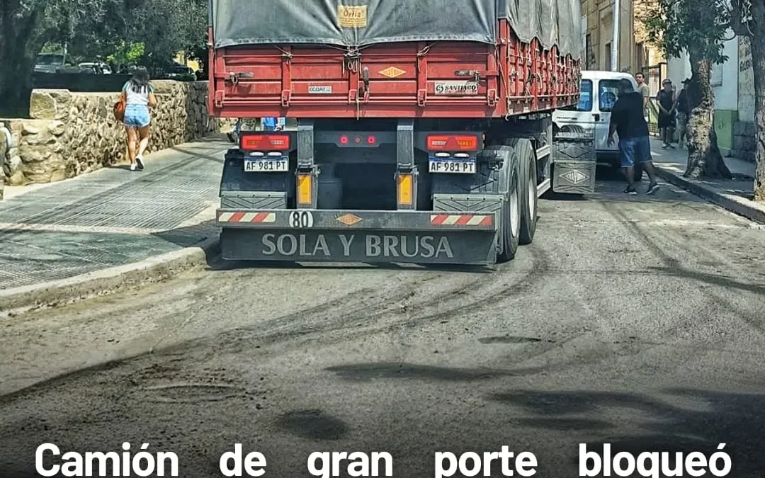 Camión de gran porte bloqueó arteria clave frente a la Municipalidad de Chilecito
