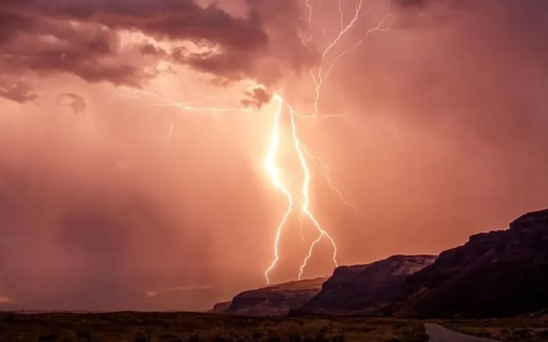 Un rayo desata incendio forestal en Sierra del Velazco: autoridades en alerta máxima