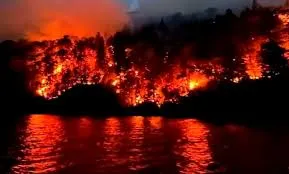 El fuego sigue activo en el Parque Nacional Nahuel Huapi: brigadistas continúan con los esfuerzos por aplacar el incendio forestal que ya consumió más de cinco mil hectáreas de bosque