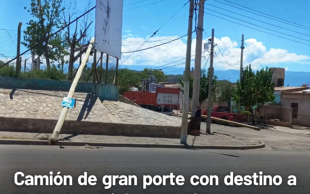 Camión de gran porte con destino a Bodega La Riojana derribó postes en calle Ortiz de Ocampo al enganchar cables con maquinaria. Se afectaron servicios de internet