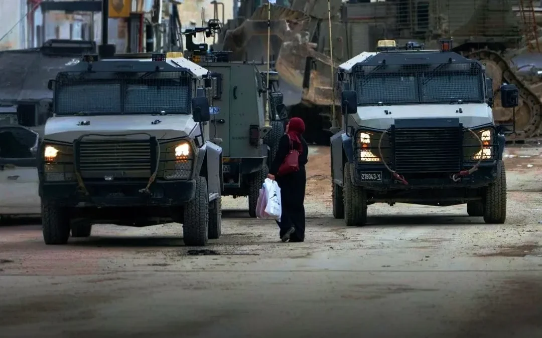 Fuerzas israelíes sitian Yenín y bombardean campamento de refugiados