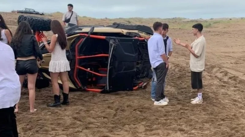 En Monte Hermoso, provincia de Buenos Aires, un joven atropelló a otros tres con su vehículo todoterreno luego de pelearse a la salida de una fiesta electrónica. Tres personas resultaron heridas, aunque ninguna de gravedad.