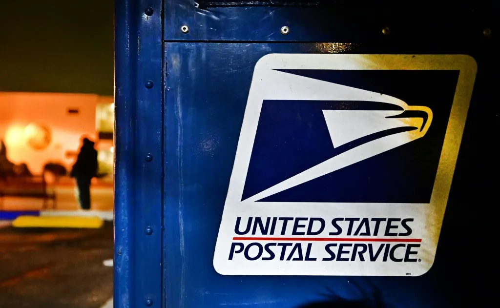 Estados Unidos: El Servicio Postal informó que ha suspendido «temporalmente» y «hasta nuevo aviso» la entrada de paquetes procedentes de China, poco después de que el presidente Trump impusiera nuevos aranceles a Pekín