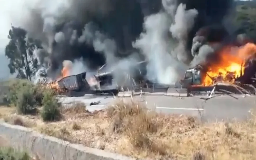 México: Seis fallecidos tras un choque en cadena donde varios vehículos terminaron en llamas. Aparentemente un tráiler habría perdido el control y generó el impacto de más vehículos, entre los que se encontraba un camión cisterna de combustible