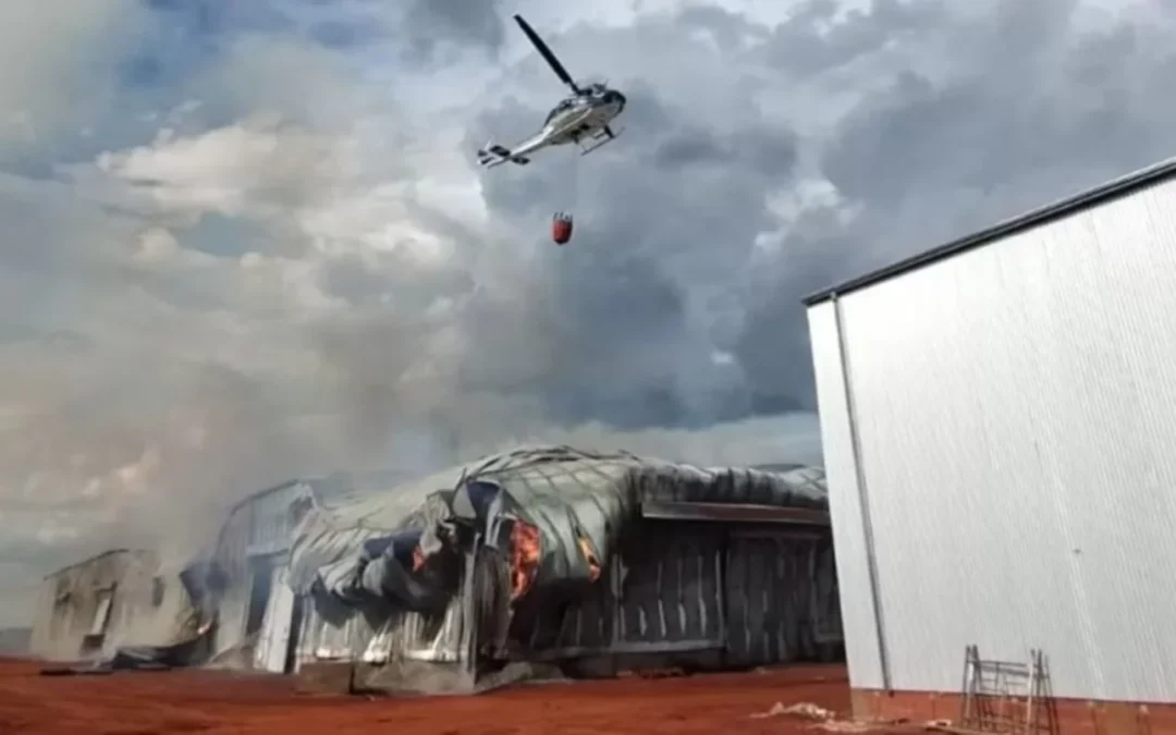 Corrientes: se incendió un depósito de yerba Playadito en Colonia Liebig, con pérdidas de más de 2 millones de kilos. Trabajaron aviones y helicópteros hidrantes para combatir el fuego