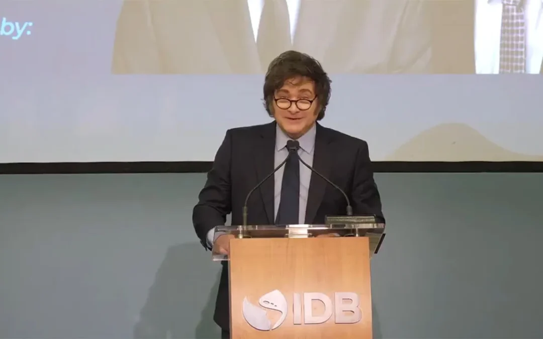 Milei olvidó poner su teléfono en silencio, se enojó porque sonaba durante su discurso en el BID, y expresó que Argentina tiene un montón de cabeza de termo, y cabezas llenas de excremento