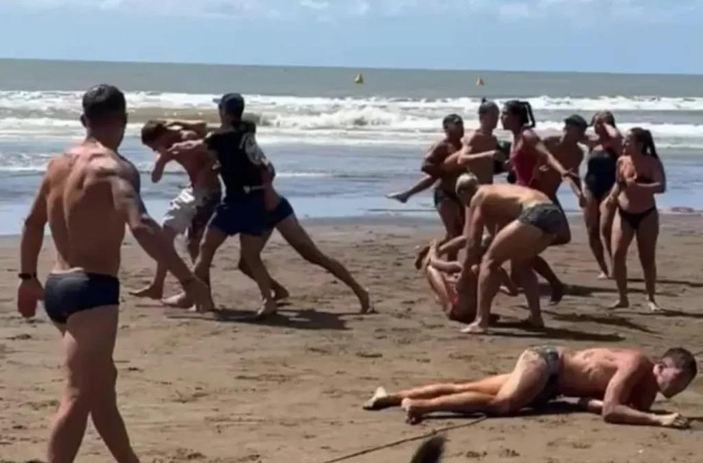 Buenos Aires: Gresca durante competencia de salvamento en Costa Azul. El evento terminó con una pelea entre los participantes tras que aparentemente uno de ellos se cruzara y provocara la caída de quienes estaban por llegar a la meta