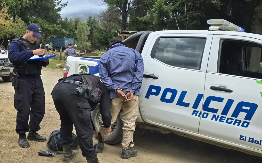 El Bolsón: Incidentes en comisaría tras la detención de tres acusados por iniciar incendios, cuando un grupo de allegados irrumpió a caballo golpeando a policías para reclamar la libertad de los presos