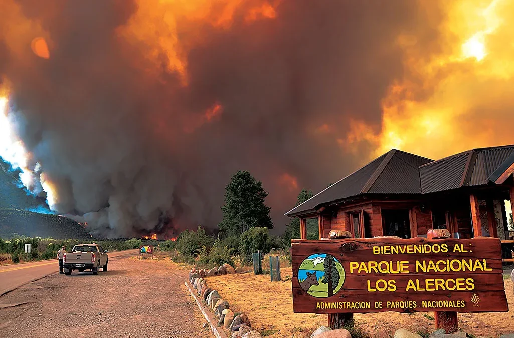 Título:24 hectáreas del Parque Nacional Los Alerces, en Chubut, van siendo incinerados tras un incendio intencional que se provocó el miércoles. Hay 2 focos activos