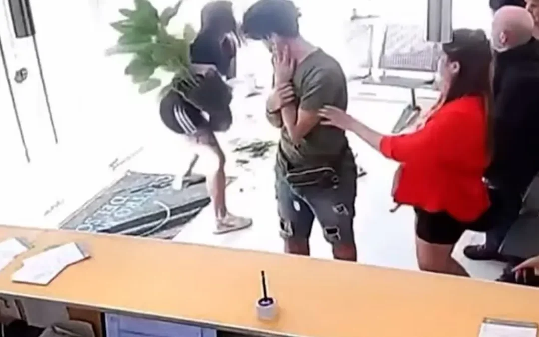 Pacheco, Buenos Aires: Mujer destruye recepción de una clínica y hiere a trabajador tras confusión por su turno