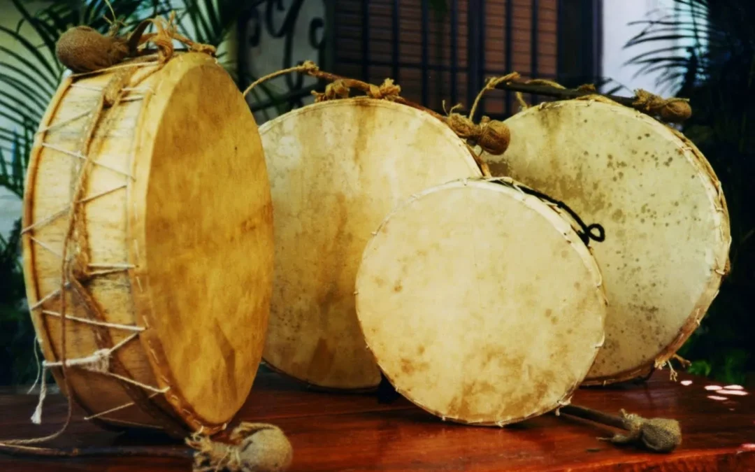 Artesano comentó sobre la fabricación de cajas chayeras y su venta durante el mes de febrero. Destacó que el parche es realizado con cuero de cabra y cabrito, y el resto, con materiales de la zona