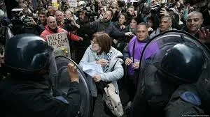 Policía Federal y Prefectura reprimieron a jubilados que se manifestaban frente al Congreso, como lo hacen todos los miércoles, en reclamo a que sus jubilaciones no les alcanza para vivir