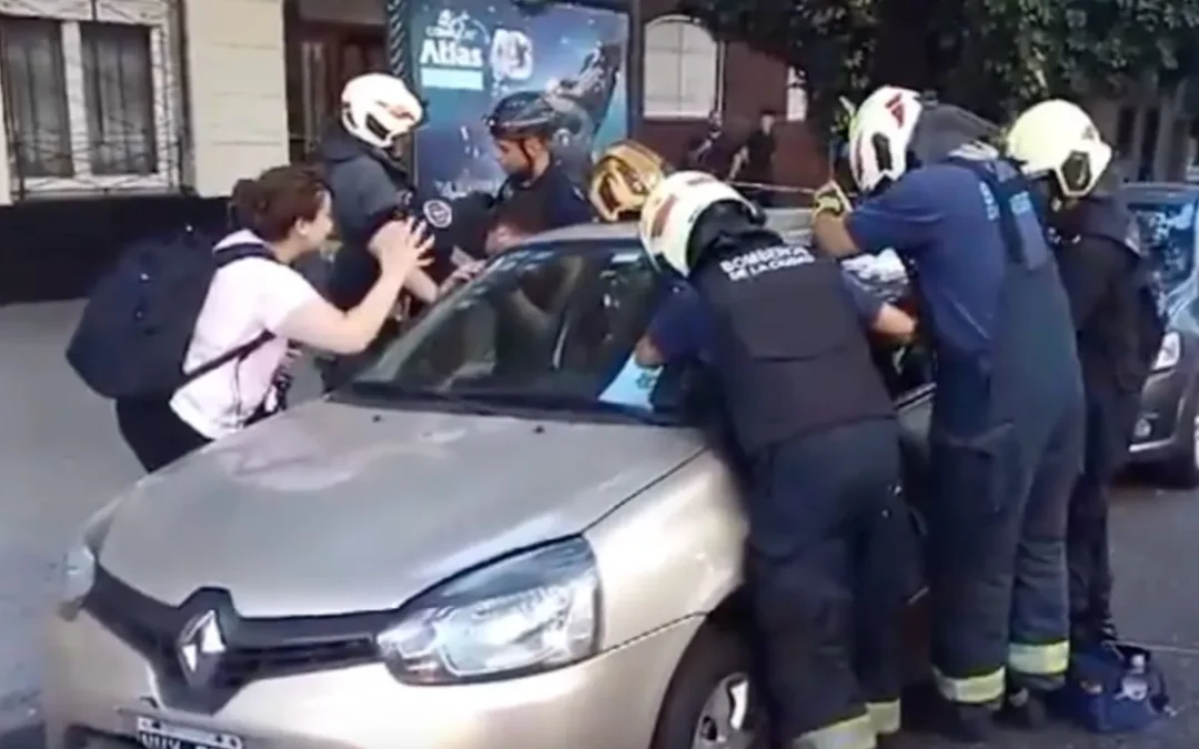Buenos Aires: Bomberos socorrieron a una madre que por error se olvidó las llaves dentro del vehículo, quedando su beba encerrada en el interior