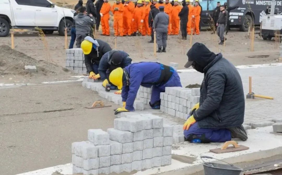 La Provincia de Santa Cruz puso a trabajar a 18 presos en tareas de obra pública. Comentó que se trata de personas a las que le quedan 1 o 2 años de condena, y no son de alta peligrosidad