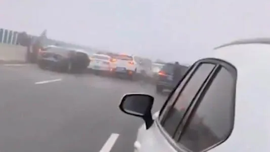 China: cerca de 100 vehículos chocaron en una autopista a causa del asfalto mojado y la baja visibilidad por neblina. No se reportaron heridos