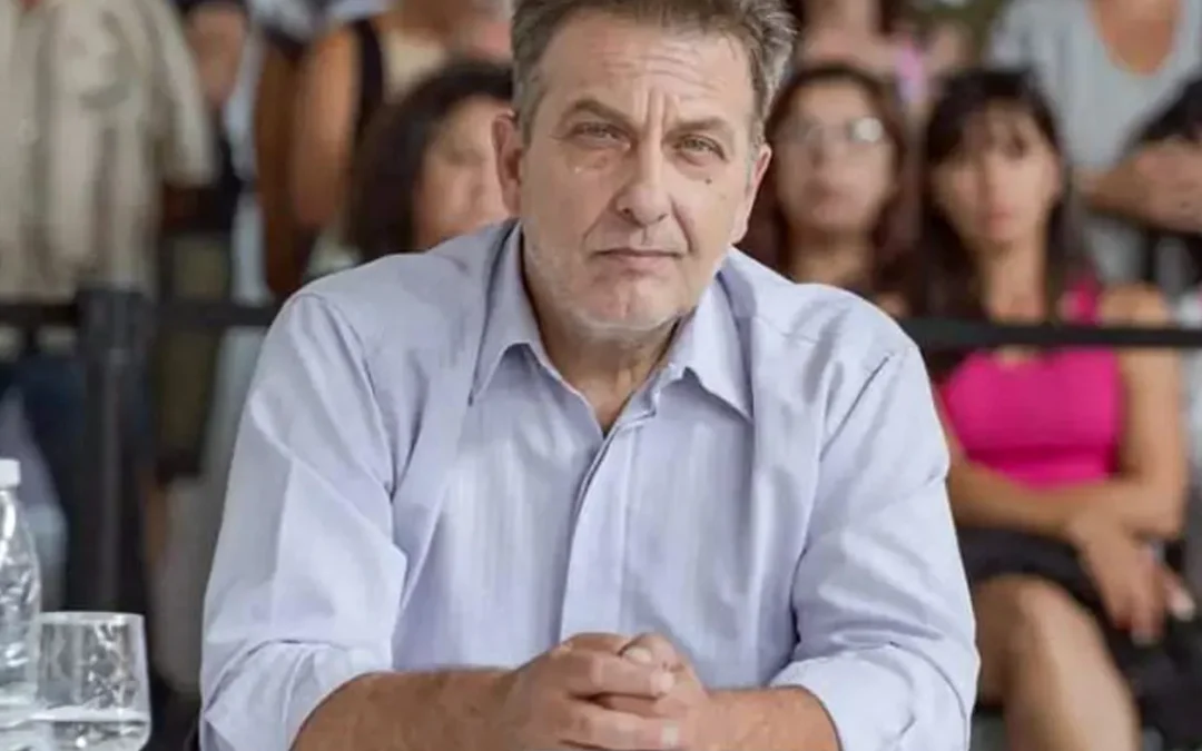 «Yo me refería a marrón de mente, no de piel», aclaró el concejal de Mar de Ajó, Sergio Santana, tras expresar que «este año se llenó de turismo marrón» su ciudad